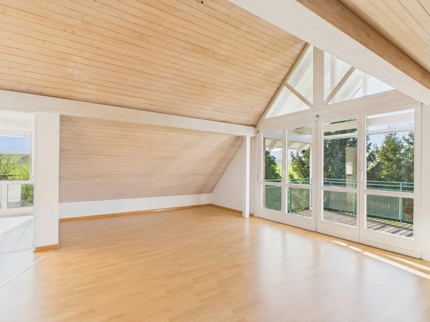 Modern 2.5-Zimmer-Roof-Flat mit Keller und Parkplatz, Biel-Benken