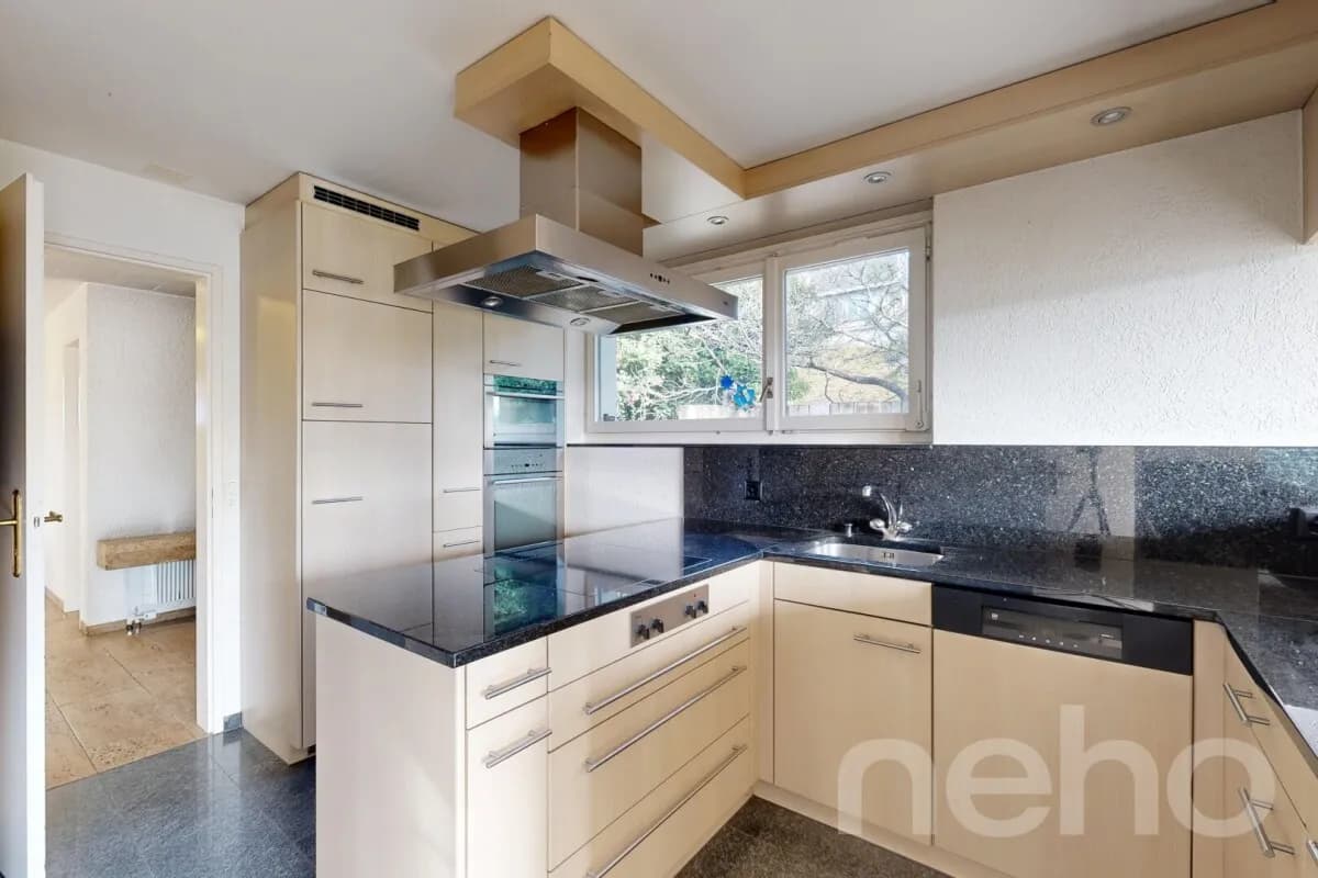 Villa mit Innenpool -  Wohntraum mit Weitsicht und Potenzial