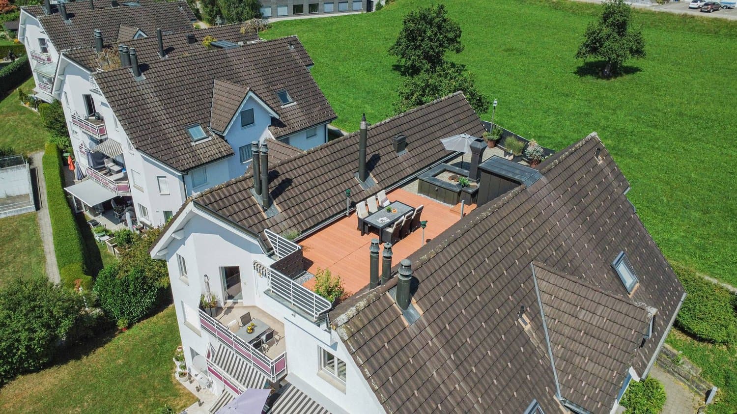 GROSSZÜGIGE DACHWOHNUNG MIT TRAUMTERRASSE UND VIEL PRIVATSPHÄRE