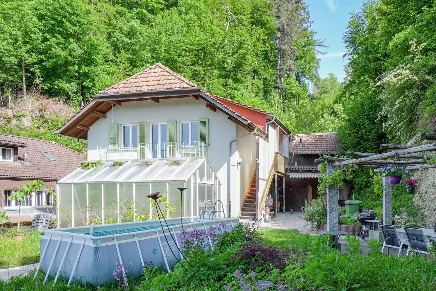 IDYLLISCHES GARTENPARADIES AM WALDRAND MIT GROSSER LANDWIRTSCHAFTSPARZELLE