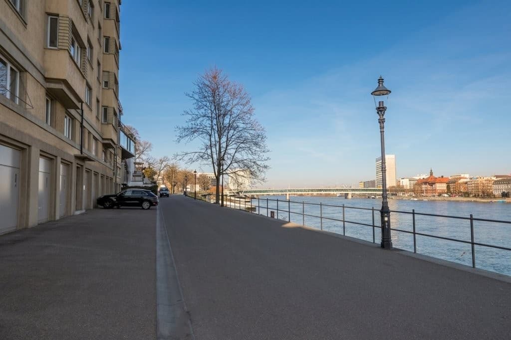 Träumen Sie von einer Altbauwohnung direkt am Rhein?