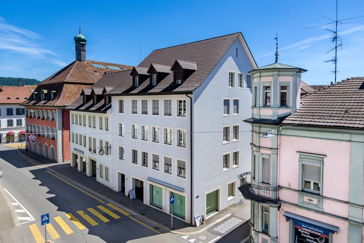 Zentral und unweit der deutschen Grenze