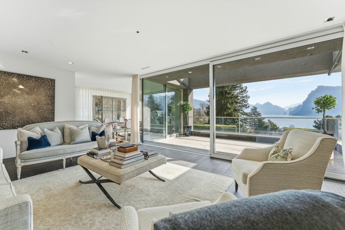 Perle am See: Exklusive Doppelhaushälfte im Villenstil