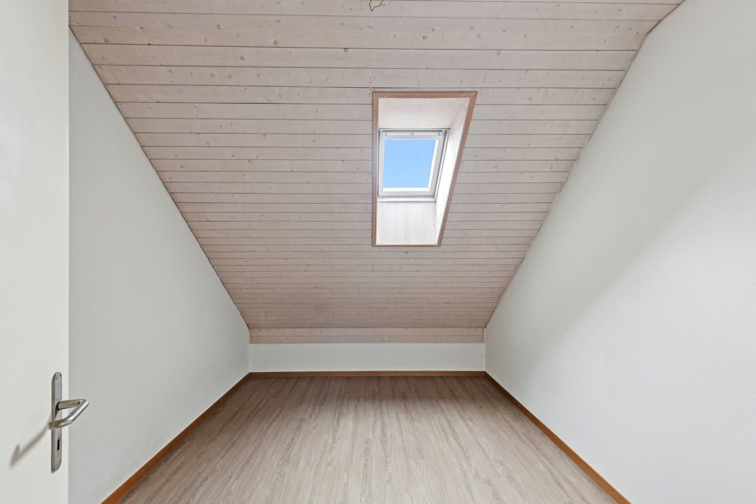 Für Dachwohnungen-Liebhaber! *Mieten ohne Kaution*