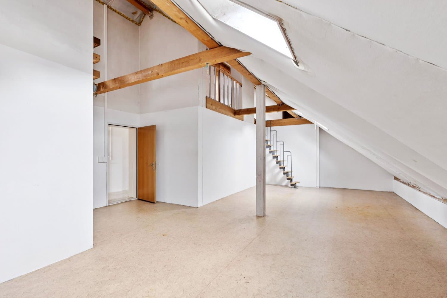 Für Dachwohnungen-Liebhaber! *Mieten ohne Kaution*