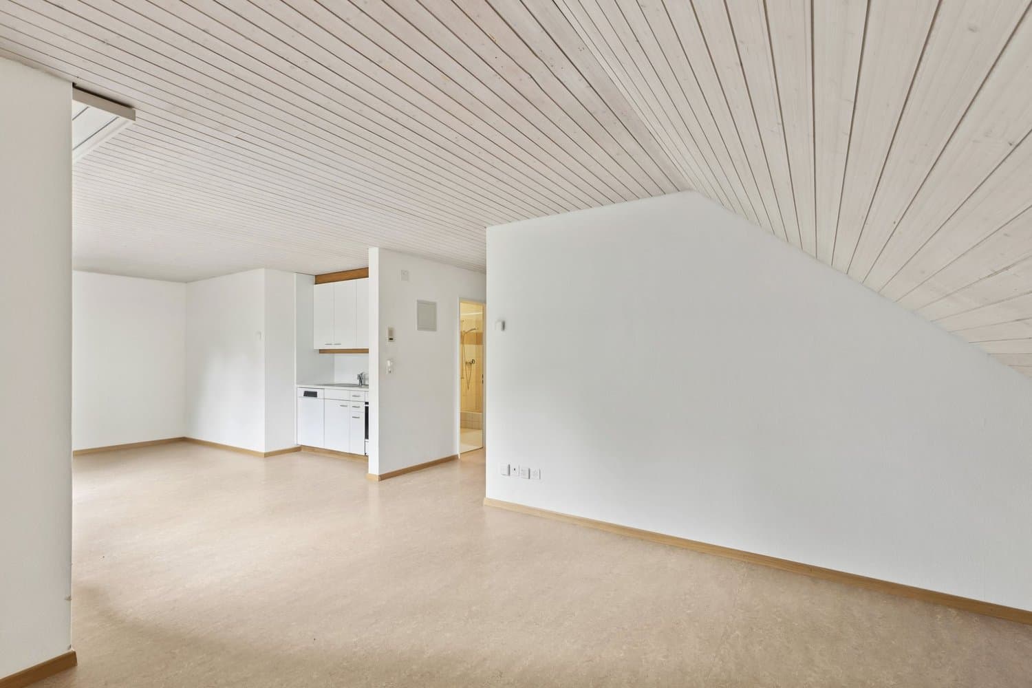 Für Dachwohnungen-Liebhaber! *Mieten ohne Kaution*