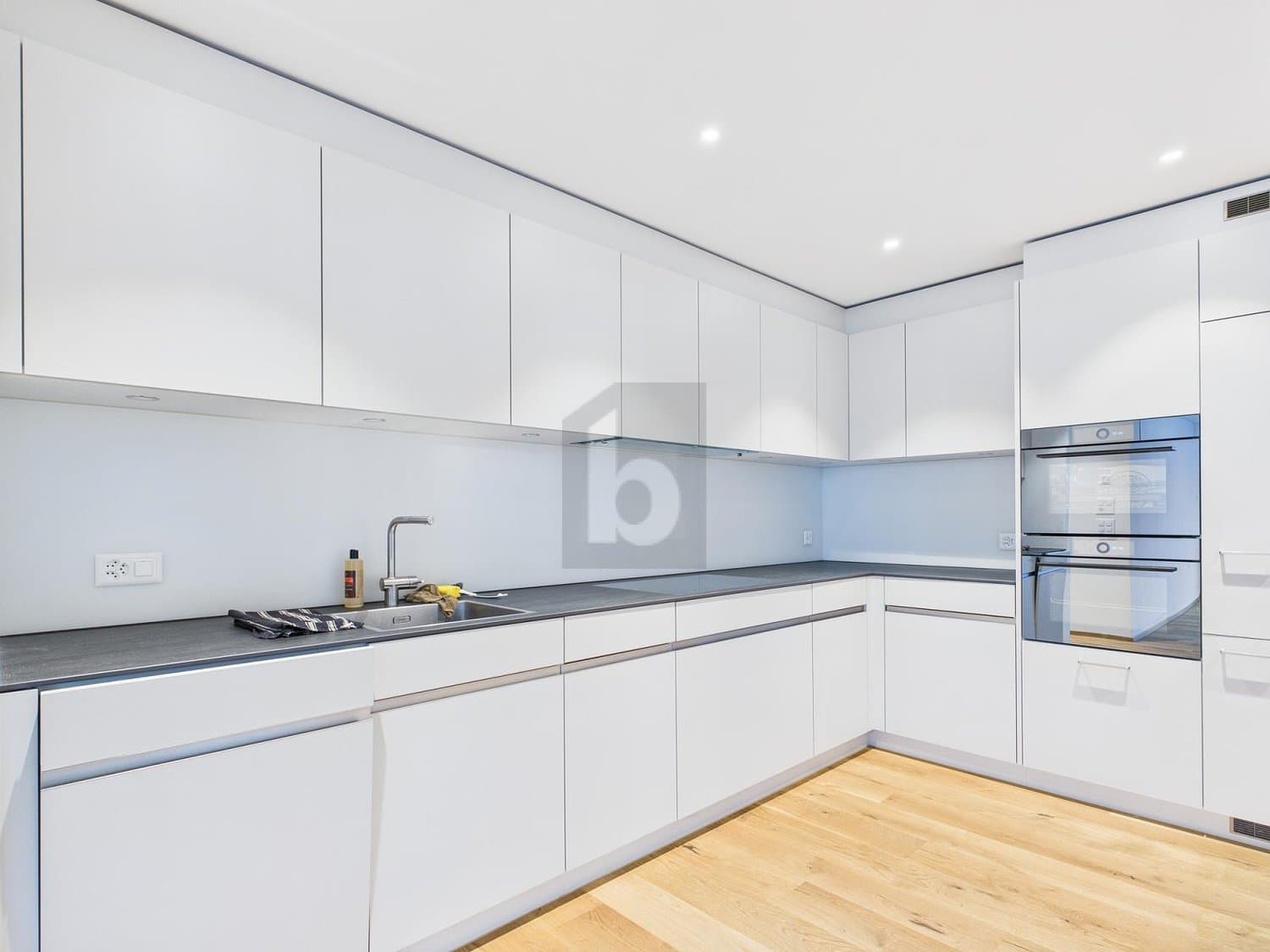 HOCHWERTIG MIT SONNIGEM GARTEN UND SITZPLATZ!