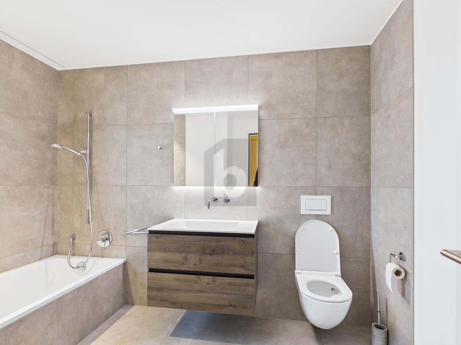 HOCHWERTIG MIT SONNIGEM GARTEN UND SITZPLATZ!