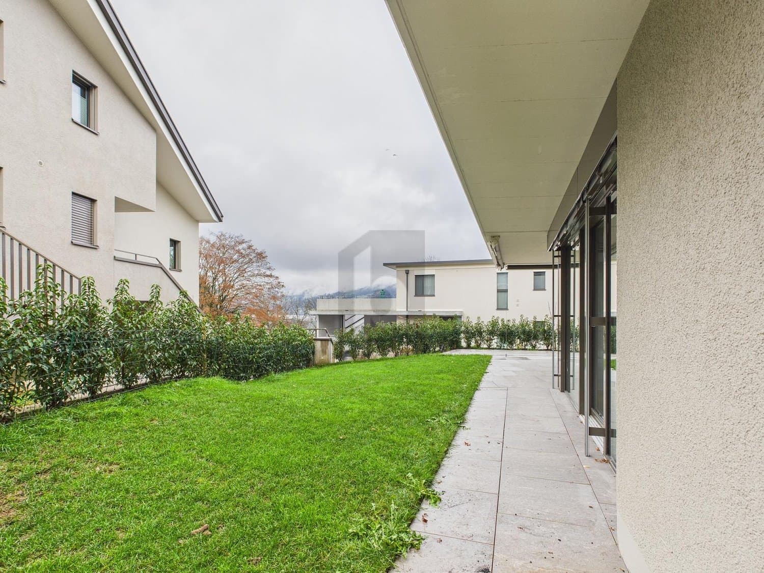 HOCHWERTIG MIT SONNIGEM GARTEN UND SITZPLATZ!