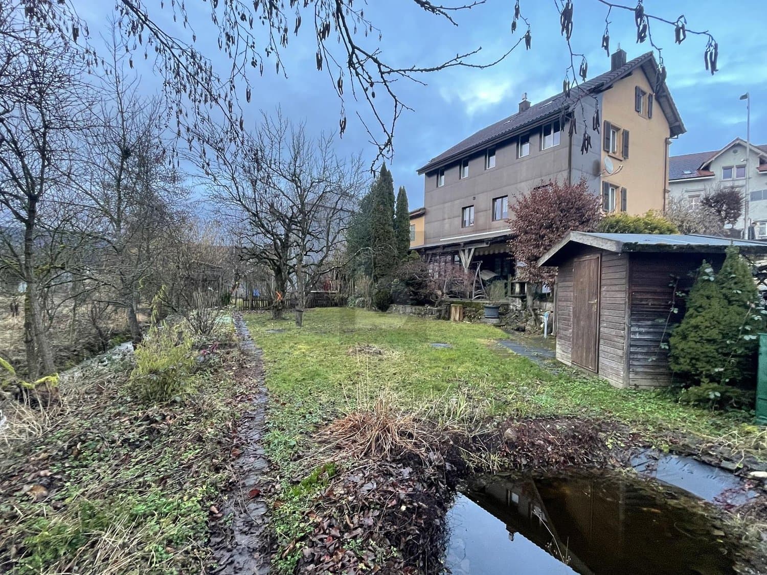 VIEL PLATZ MIT GARTEN DIREKT AM BACH!