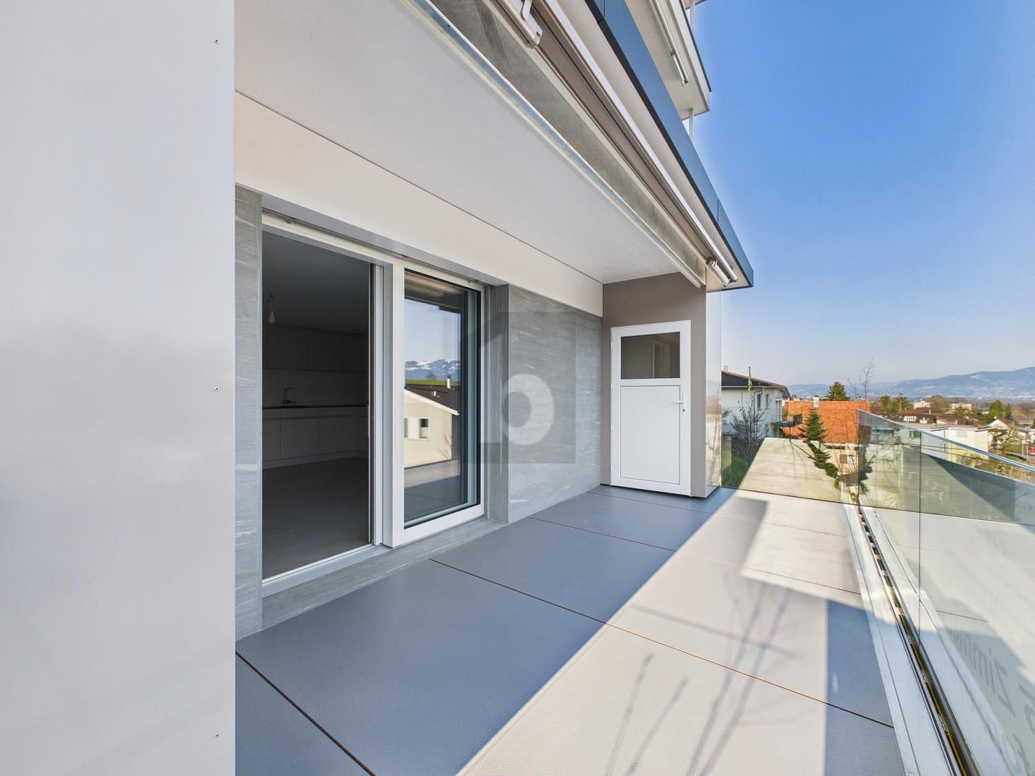 NEUWERTIG UND SONNIG