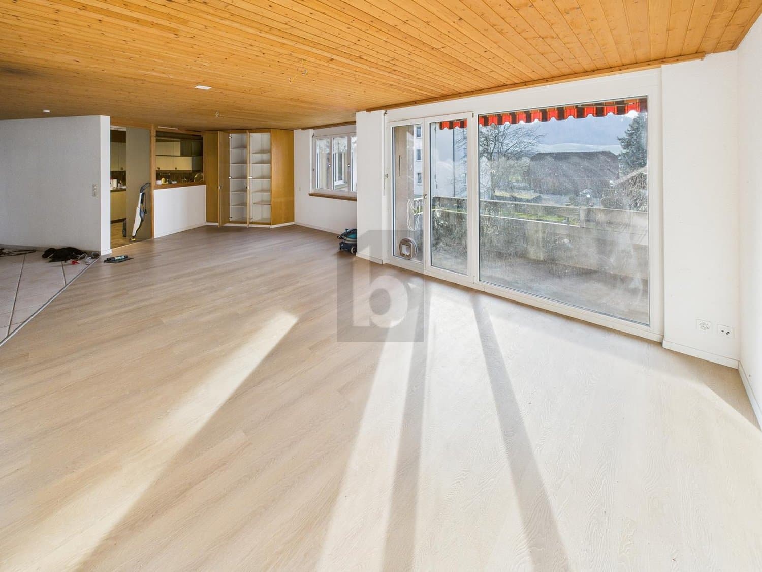 GROSSZÜGIG UND GUT ANGEBUNDEN