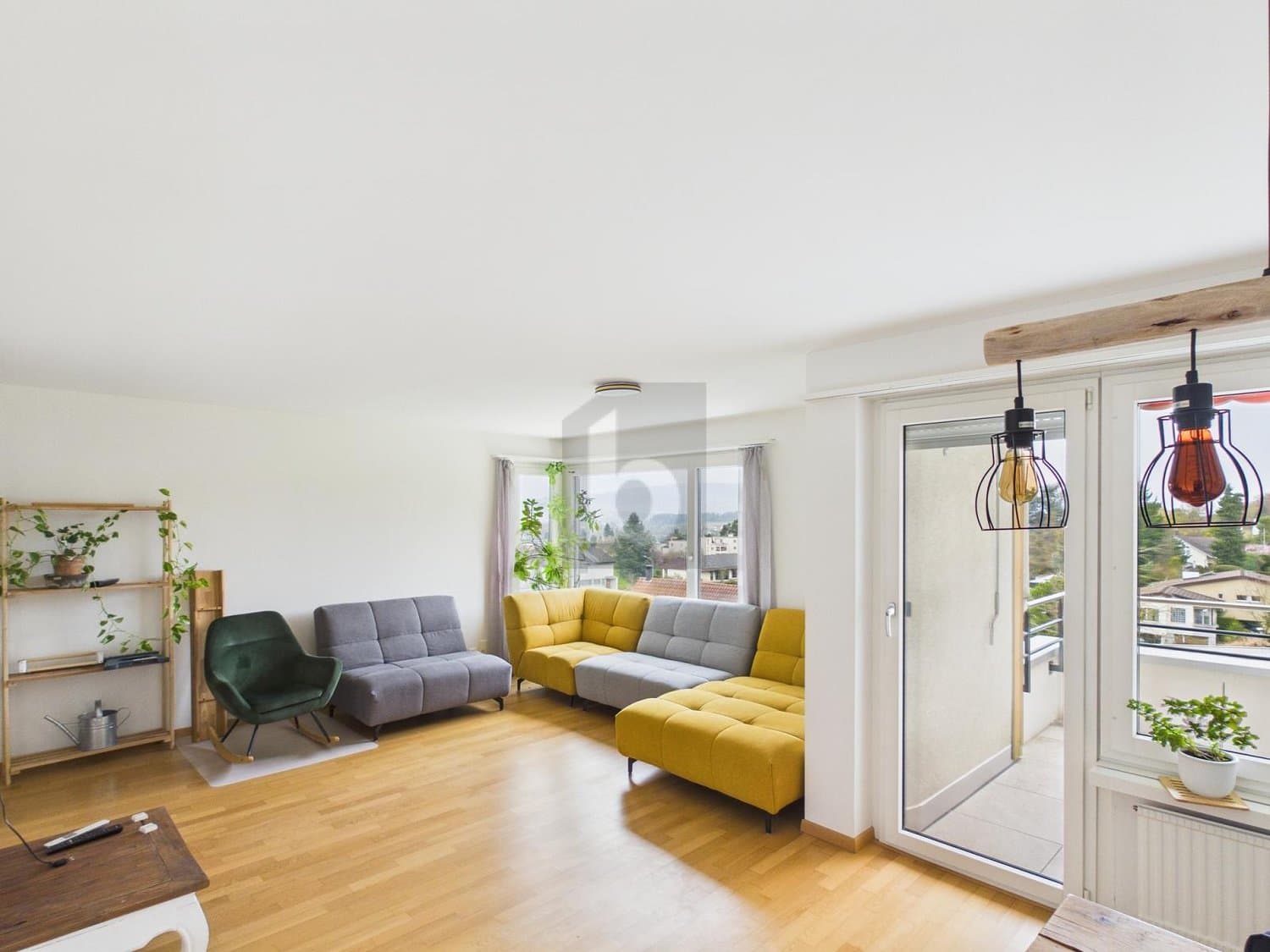 LICHTDRUCHFLUTET MIT ATTRAKTIVER AUSSICHT