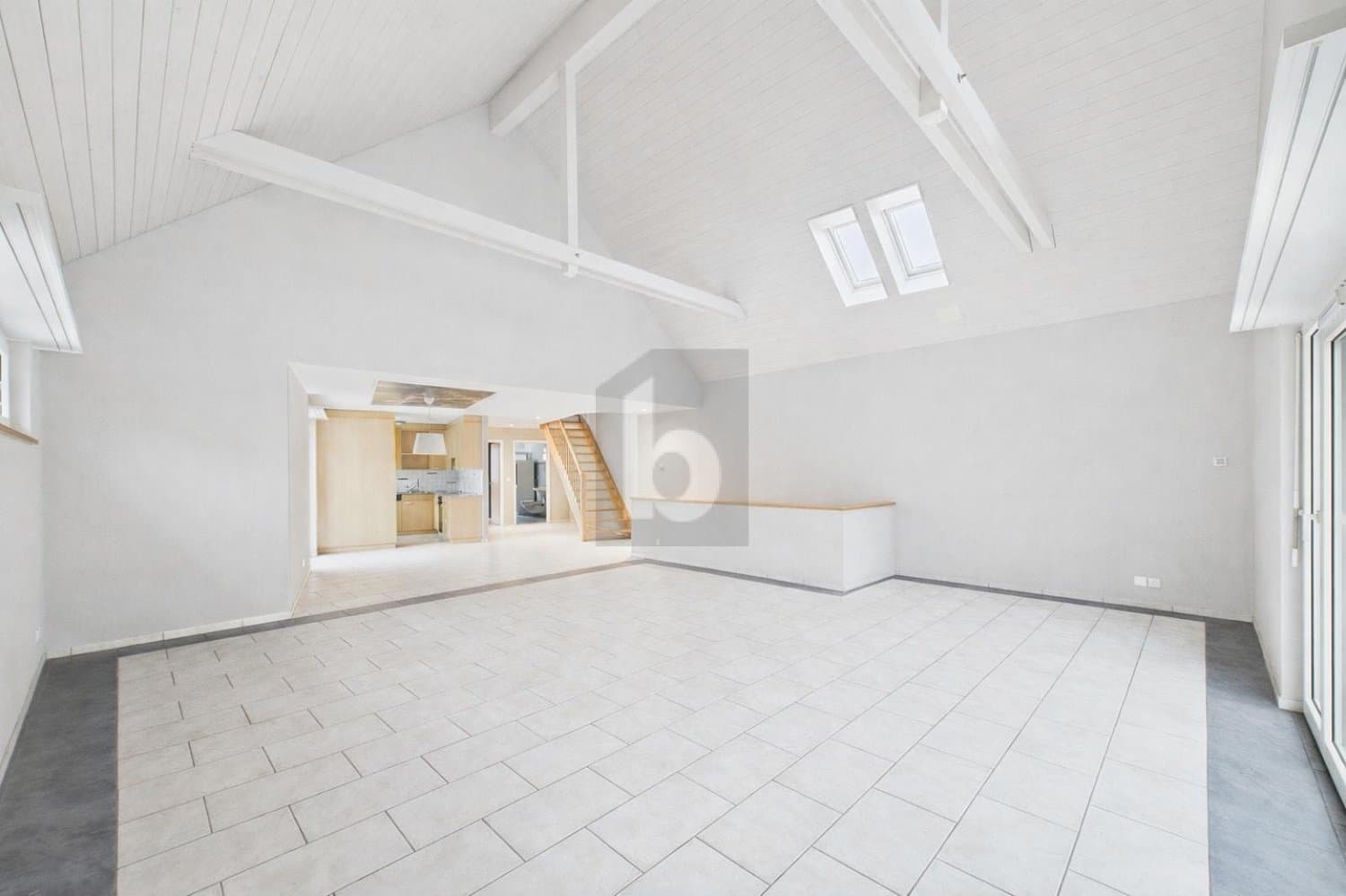 PREISHIT! VIEL PLATZ UND GIGANTISCHE RAUMHÖHE!