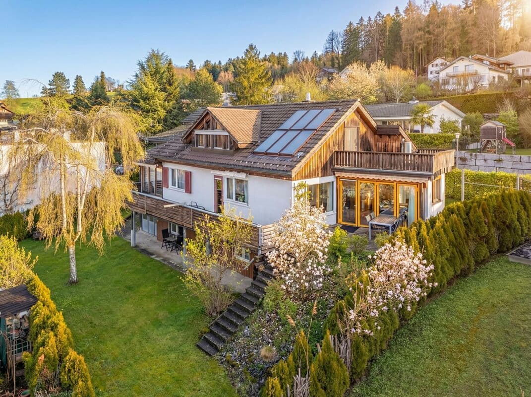 8.5-Zimmer Einfamilienhaus mit Einliegerwohnung in Rumlikon